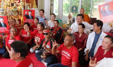 คนเสื้อแดงภาคอีสานพร้อมใจทำบุญวันคล้ายวันเกิด "ทักษิณ”ที่วัดพระธาตุขามแก่น