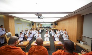 คปภ.ทำบุญตักบาตรพระสงฆ์ 10 รูป เฉลิมพระเกียรติพระบาทสมเด็จพระเจ้าอยู่หัว