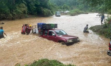 ฝนถล่มแม่ฮ่องสอนน้ำป่าทะลักท่วมเส้นทางชายแดนบ้านเสาหินถูกตัดขาด