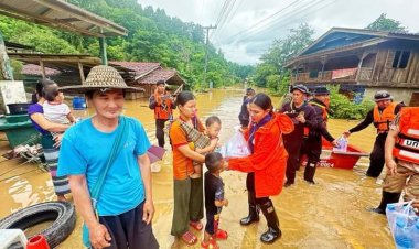 ทุกภาคส่วนระดมความช่วยเหลือผู้ประสบภัยน้ำท่วมอ.ท่าสองยางเดือดร้อนหนัก