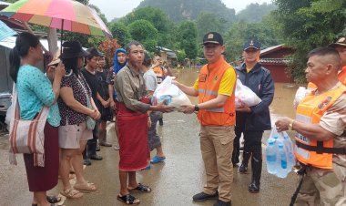 "รองสวนิต" ลงพื้นที่มอบถุงยังชีพซับน้ำตาเหยื่อน้ำท่วมท่าสองยาง