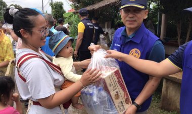 นายอำเภอแม่สอด ลงพื้นที่ให้ความช่วยเหลือประชาชนที่ประสบภัยน้ำท่วม