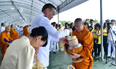 นายกรัฐมนตรีเป็นประธานพิธีเจริญพระพุทธมนต์ และพิธีทำบุญตักบาตรถวายพระราชกุศล