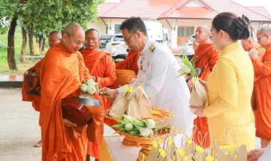 อำนาจเจริญทำบุญตักบาตรถวายพระราชกุศลแด่ในหลวง