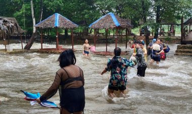 ระทึก!น้ำป่าทะลักน้ำตกสาวน้อยกู้ภัยระดมช่วยนนท.20คนข้ามฝั่ง