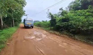 ชาวบ้านสองหมู่บ้าน สุดทน ถนนลูกรังเป็นหลุมมานานหลายสิบปีไร้เหลียวแล