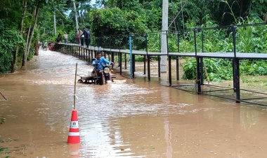 นาดี ยังไม่พ้นวิกฤติ น้ำป่าทับลานทะลักท่วมทางเข้าหมู่บ้านทับลาน สัญจรไปมาลำบาก