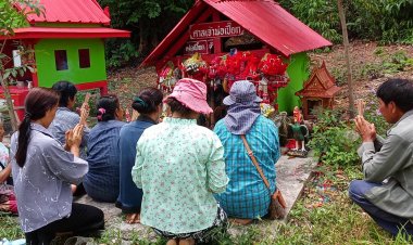 โค้งสุดท้ายหวยออก!ชาวบ้านแห่กราบไหว้ขอโชคลาภ "เจ้าพ่อเปี๊ยก"