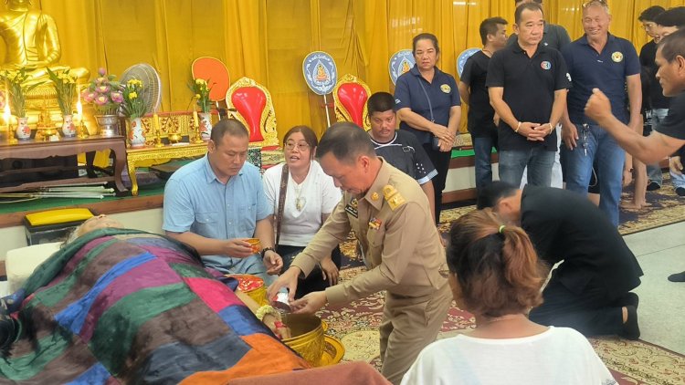 ผวจ.สมุทรปราการ ประธานในพิธีรดน้ำศพ "จักรกฤช"ผู้สื่อข่าวสำนัก thai PBS