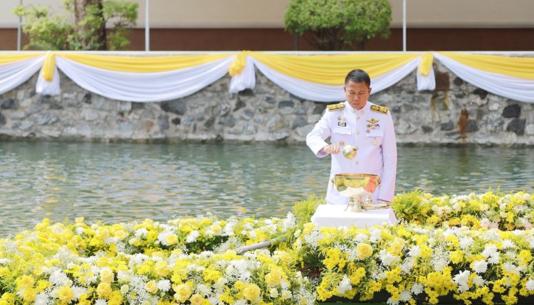 ชลบุรี ประกอบพิธีพลีกรรมตักน้ำศักดิ์สิทธิ์ วัดเขาบางทราย