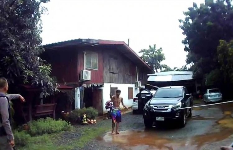 นาทีสยบ! หนุ่มหลอนทางประสาท-คลุ้มคลั่งควงมีดพยายามทำร้ายคนในบ้าน