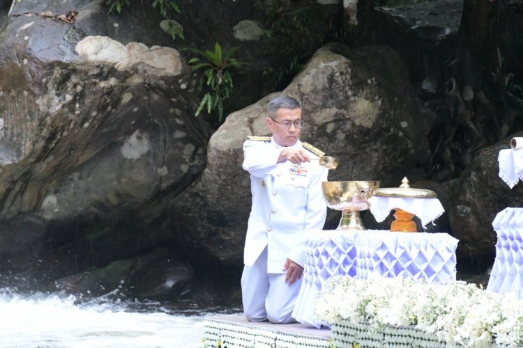 นราธิวาส ประกอบพิธีพลีกรรมตักน้ำศักดิ์สิทธิ์ จากแหล่งน้ำศักดิ์สิทธิ์ 2 แห่ง