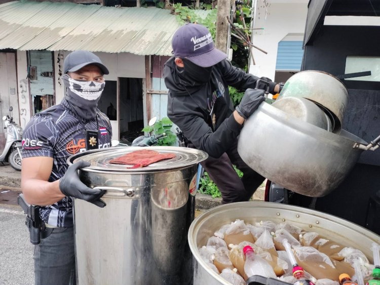 ฝ่ายปกครองนราธิวาสบุกุมผู้ลักลอบขายน้ำต้มใบกระท่อมผสมยาแก้ไอขายกลุ่มวัยรุ่น