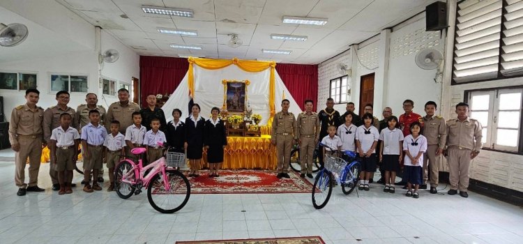 กาชาดฯท่าสองยางมอบรถจักรยานให้นักเรียนด้อยโอกาสเฉลิมพระเกียรติเทิดไท้องค์ราชันในหลวง