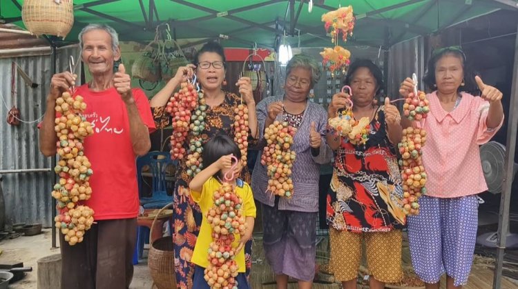 สุดทึ่ง!กลุ่มสตรีฯ“ศรีสะเกษ”ยึดอาชีพสานตะกร้าจิ๋วหนึ่งเดียวในโลกทำยอดขายสุดปัง