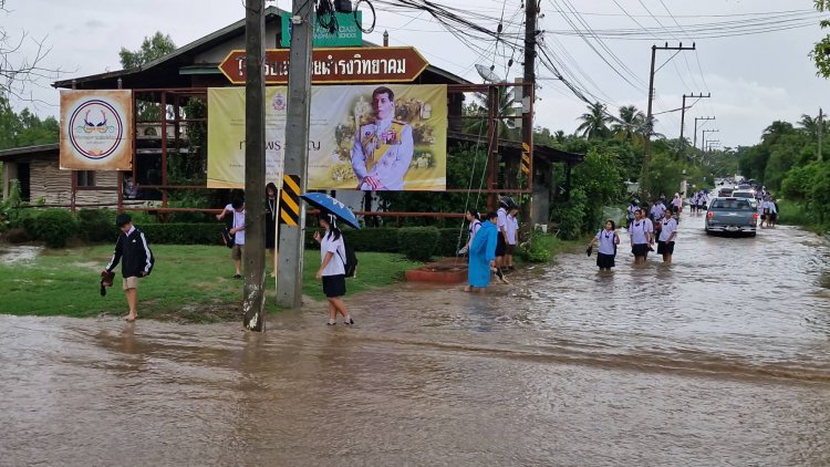 พายุฝนถล่มเมืองโคราช น้ำป่าไหลหลากท่วมถนนพิมายฉับพลัน