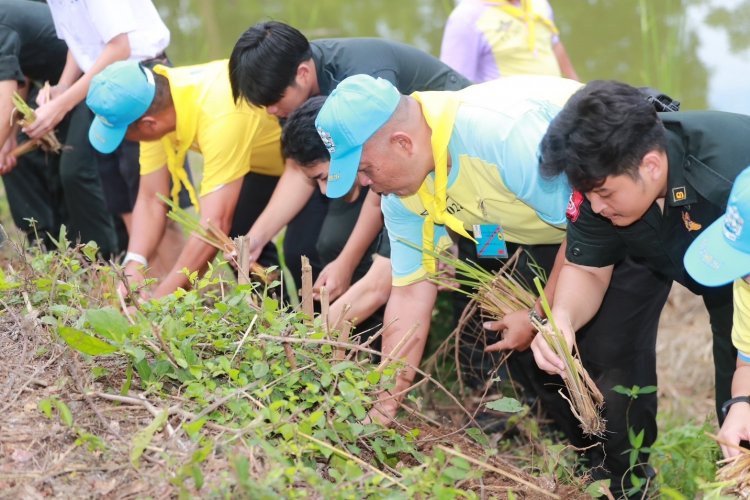 รวมพลังเด็กปากช่อง รด.จิตอาสา สร้างความดี ปลูกป่าชุมชน เฉลิมพระเกียรติ 72 พรรษา