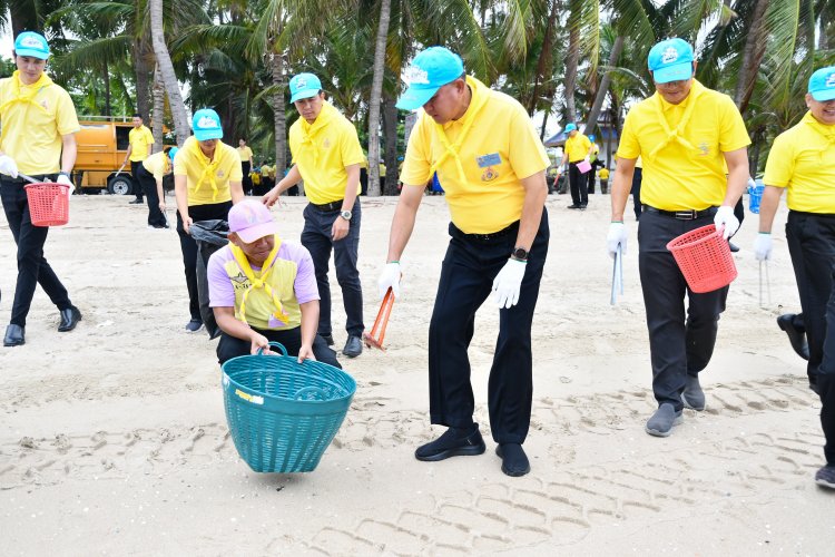 จิตอาสาชลบุรีเก็บขยะทำความสะอาดชายหาดบางแสนเฉลิมพระเกียรติในหลวง 6 รอบ