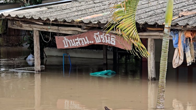 ฝนตกทั้งวันทั้งคืน น้ำเอ่อบล้นทะลักท่วมเขตเมืองบ้านไผ่ฉับพลัน อพยพแทบไม่ทัน