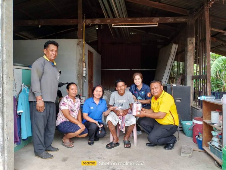กำนันคนดังศรีสะเกษ..! พาเหรดนำเครืองบริโภคไปมอบแก่ชาวบ้าน17 ครอบครัว
