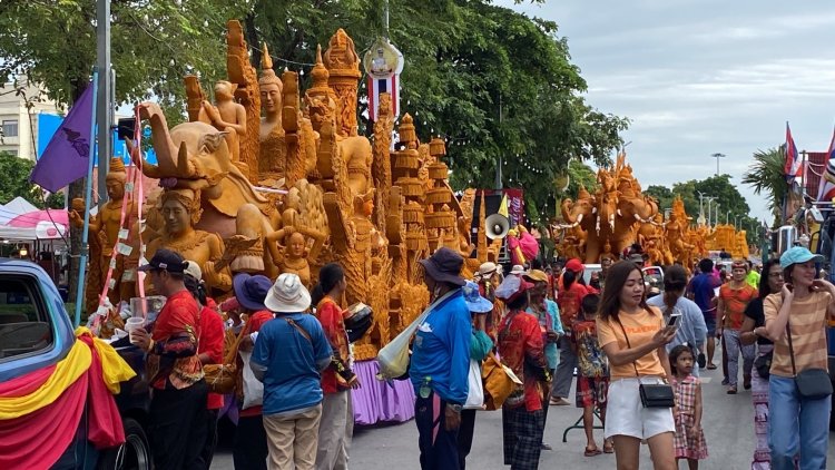 สุดวิจิตรอลังการ ขบวนเทียนพรรษาโคราช นทท.นับพันคนแห่ชมกันคึกคัก