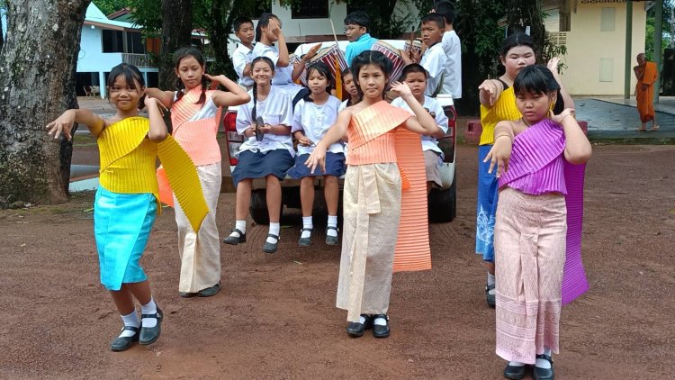 นร.-ครูแห่เทียน-ผ้าอาบน้ำฝนแด็นซ์-รำ สุดเหวี่ยงทั่วปราจีนฯ