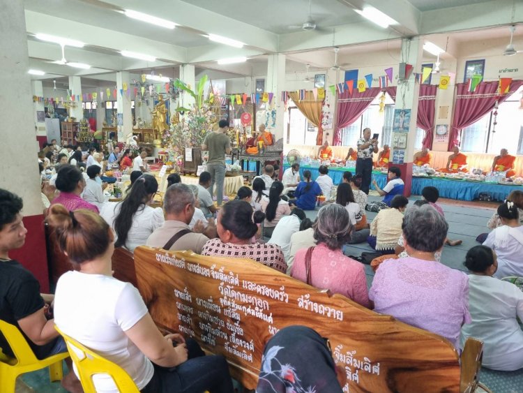พุทธศาสนิกชนแห่ทำบุญแน่นวัด-นมัสการต้นพระศรีมหาโพธิ์2,500ปี
