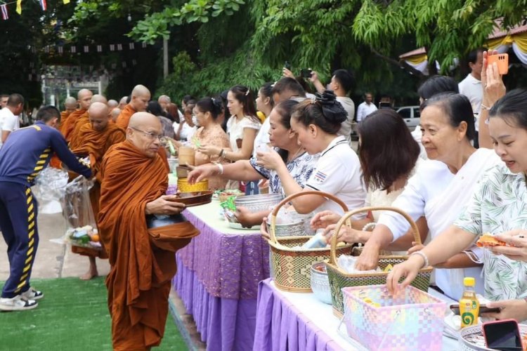 ชาวอำนาจเจริญแห่ทำบุญตักบาตร ถวายเทียนพรรษาและผ้าอาบน้ำฝน