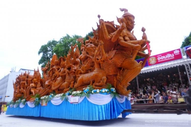 ประเพณีแห่เทียนพรรษาโชว์ศิลปะวัฒนธรรม เอกลักษณ์เสน่ห์เมืองอุบลฯ ผลักดันเป็นเทศกาลระดับโลก