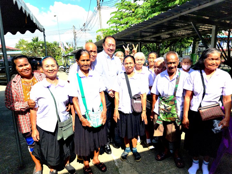 พิจิตรโรงเรียนมหาสนุกเฮฮา 80 ยังแจ๋วฟิตเปี๊ยะ
