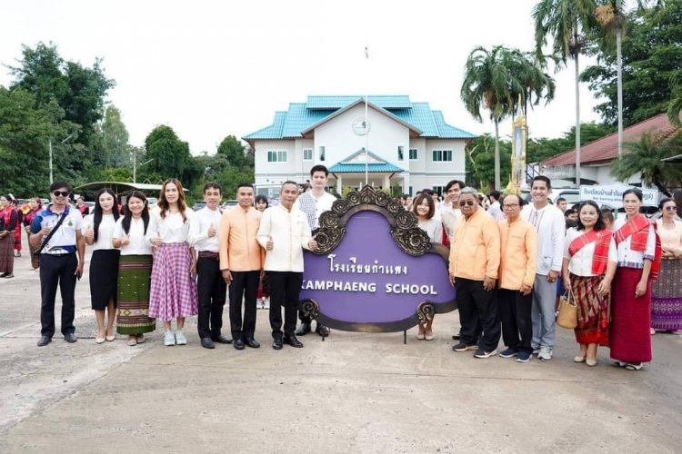 ที่ปรึกษารองนายกฯและรมว.มหาดไทย เปิดงานประเพณีแห่เทียนพรรษาตำบลสำโรงยิ่งใหญ่