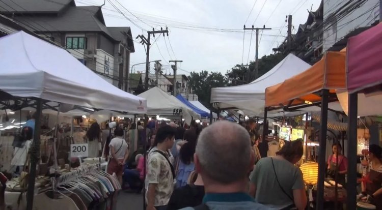 ถนนคนเดินเชียงใหม่คึกคัก ร้านค้า ร้านอาหารยอดขายพุ่ง วัดคนแน่นแห่ทำบุญเข้าพรรษา