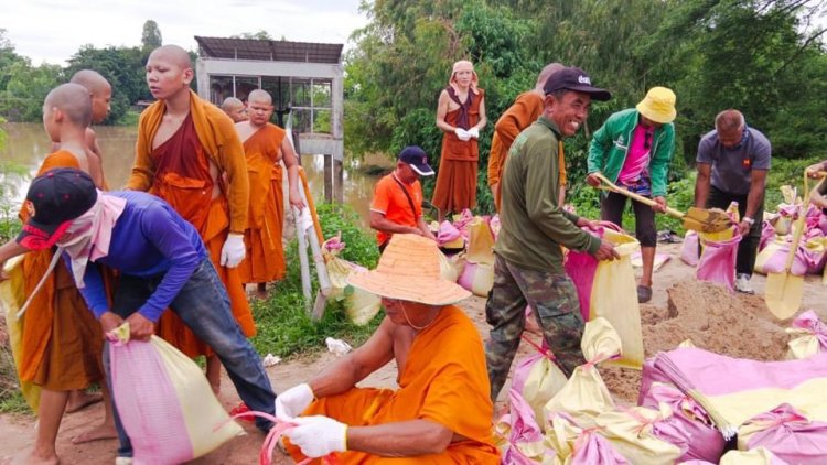 พระสงฆ์-ญาติโยม ขอนแก่น ระดมกำลังบรรจุกระสอบทรายวางแนวกั้นน้ำตลอดแม่น้ำชีป้องน้ำเอ่อท่วมพื้นที่
