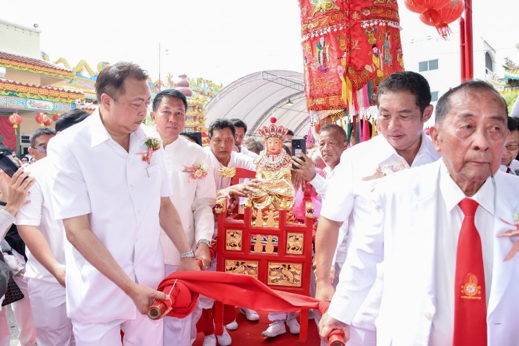 ชาวชลบุรีพร้อมใจอัญเชิญองค์พระโพธิสัตว์กวนอิม ขึ้นประดิษฐาน ณ พุทธสมาคมสว่างผล บางแสน