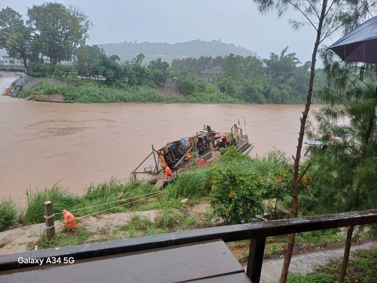 ระทึก!ฝนตกหนักน้ำเชี่ยวกราดซัดสะลิงโป๊ะข้ามฟากริมแม่น้ำเมยแม่สอด-เมียวดี ขาด