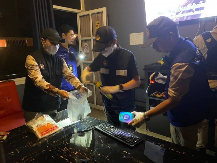 ทลายคาราโอเกะนำหญิงสาววัย 16 ปรนนิบัตลูกค้า ผงะพบยาอี-เคตามีน เพียบ