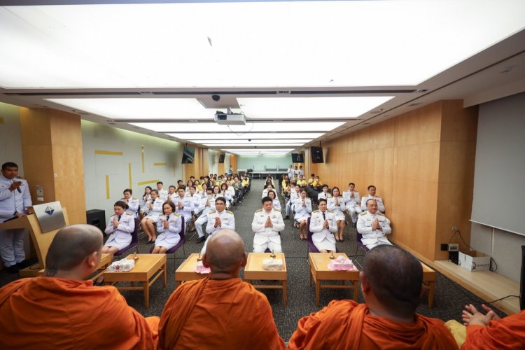 คปภ.ทำบุญตักบาตรพระสงฆ์ 10 รูป เฉลิมพระเกียรติพระบาทสมเด็จพระเจ้าอยู่หัว