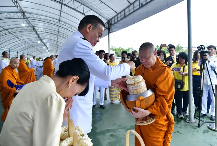 นายกรัฐมนตรีเป็นประธานพิธีเจริญพระพุทธมนต์ และพิธีทำบุญตักบาตรถวายพระราชกุศล