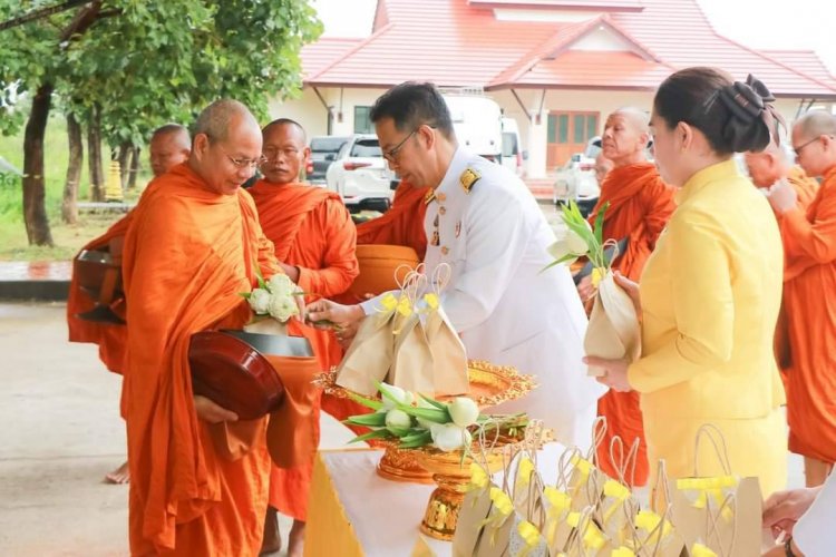 อำนาจเจริญทำบุญตักบาตรถวายพระราชกุศลแด่ในหลวง