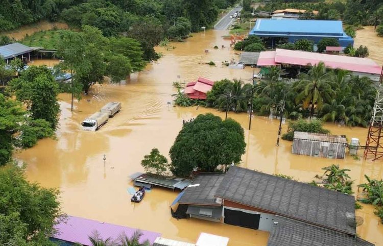 อำเภอสะตอจมบาดาล หนักสุดรอบ 30 ปี น้ำท่วมสูง รถเล็กวิ่งผ่านไม่ได้