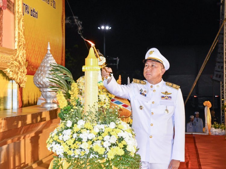 พ่อเมืองชลบุรีนำจุดเทียนถวายพระพรชัยมงคลพระบาทสมเด็จพระเจ้าอยู่หัว