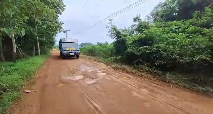 ชาวบ้านสองหมู่บ้าน สุดทน ถนนลูกรังเป็นหลุมมานานหลายสิบปีไร้เหลียวแล