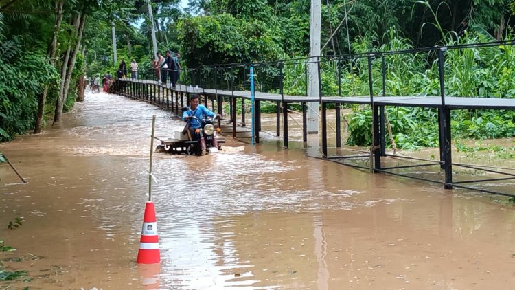 นาดี ยังไม่พ้นวิกฤติ น้ำป่าทับลานทะลักท่วมทางเข้าหมู่บ้านทับลาน สัญจรไปมาลำบาก