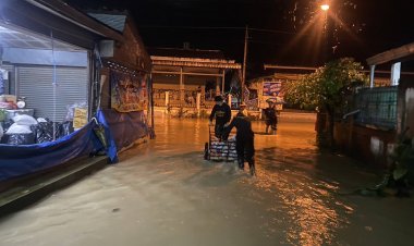 อพยพอลหม่าน!น้ำป่าไหลหลากเข้าท่วมเขตเทศบาลตำบลแม่ระมาด กลางดึก