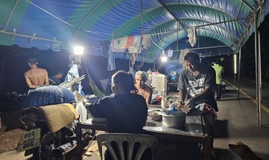 5 วันแล้วน้ำยังไม่ลด ชาวบ้านประจันตคามยึดถนนเป็นที่หลับนอน