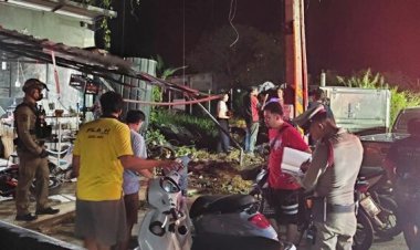 สาวใหญ่วัย 40 ขับกระบะ ยางระเบิด เสียหลัก พุ่งอัดร้านซ่อมจยย. พังยับ