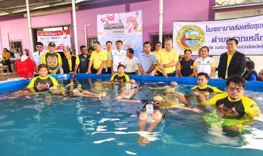 อบจ.พิจิตร เปิดหลักสูตรสอนเด็กว่ายน้ำป้องกันการตกน้ำตายในช่วงฤดูน้ำหลาก