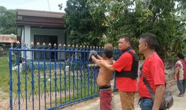 ตำรวจขอนแก่นบุกจับหนุ่มป่วยจิตเวชคลั่งใช้หนังสติ๊กยิงบ้านเรือนเสียหาย