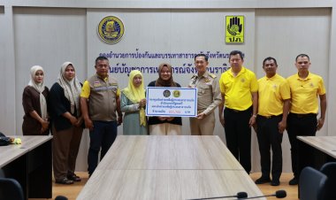 ผู้ว่าฯ นราธิวาส มอบเงินช่วยเหลือเหยื่อโกดังเก็บระเบิดมูโนะซ่อมแซมบ้านเรือนเสียหาย  2 ราย