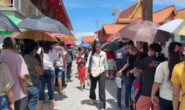 ศรัทธาล้นหลาม "วัดสร่างโศก"คลองด่านแทบแตกคนกางร่มต่อแถวรอเจิมหน้าผาก